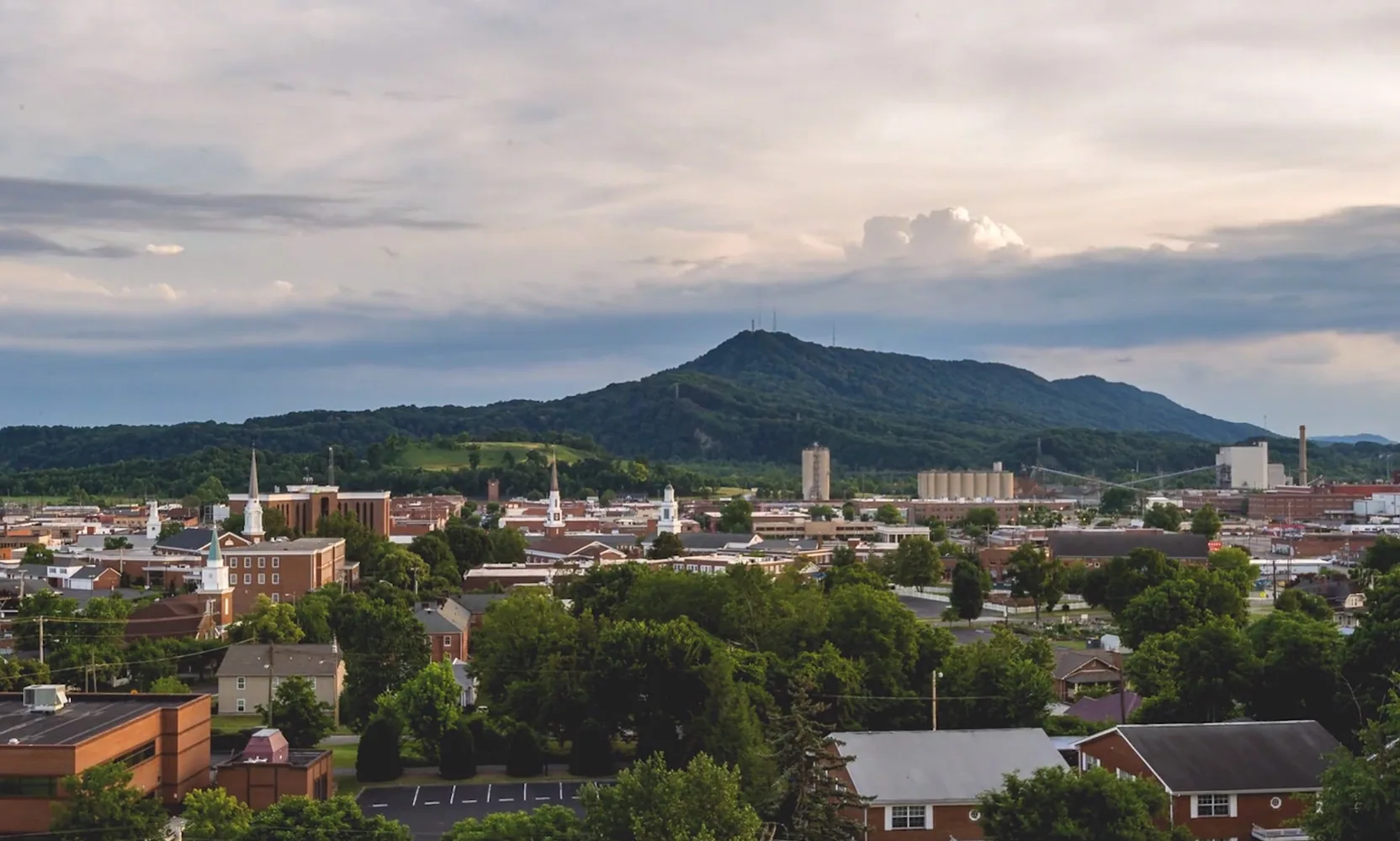 Kingsport, Tennessee skyline and Bays Mountain Kingsport, Tennessee skyline and Bays Mountain